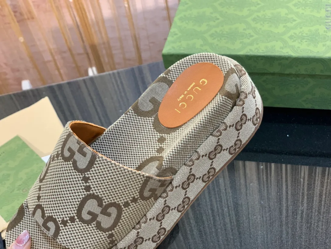 👟👟Ex-factory price 360🌈🌈 Women's shoe factory Gucci North Face Co-branded 2022/spring and summer new couple style electric embroidered thick-soled slippers are now online. Series —————————————— Perfect interpretation! The original development supports any comparison in the market! Carefully crafted materials! Months in the making! The pattern is extremely beautiful! Unique charm. The fabric is made from the original one-to-one ratio! Flash sale market free version! The thorn lines and three-dimensional effect are full! High-end and high-end ꫛꫀꪝ Go➫ Materials: ❶Upper: Double G electric embroidery environmentally friendly washed denim fabric ❷Foot pads: imported sheepskin ❸Outsole! Original outsole ........................................ ♡Size: 35-43